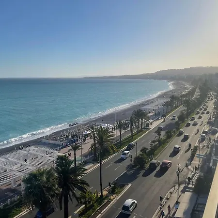 With Terrace & Rooftop Pool In Promenade Des 招待所 3*